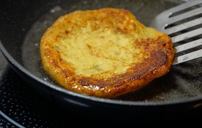 На Хаунуку готовят картофельные оладьи латкес, похожие на деруны