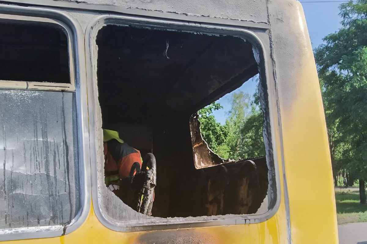 Вигорів весь салон: у Києві на ходу загорілась маршрутка (фото, відео)