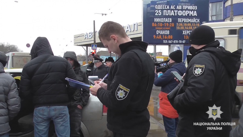 В Одесі при затриманні іноземців-нелегалів постраждало 3 поліцейських