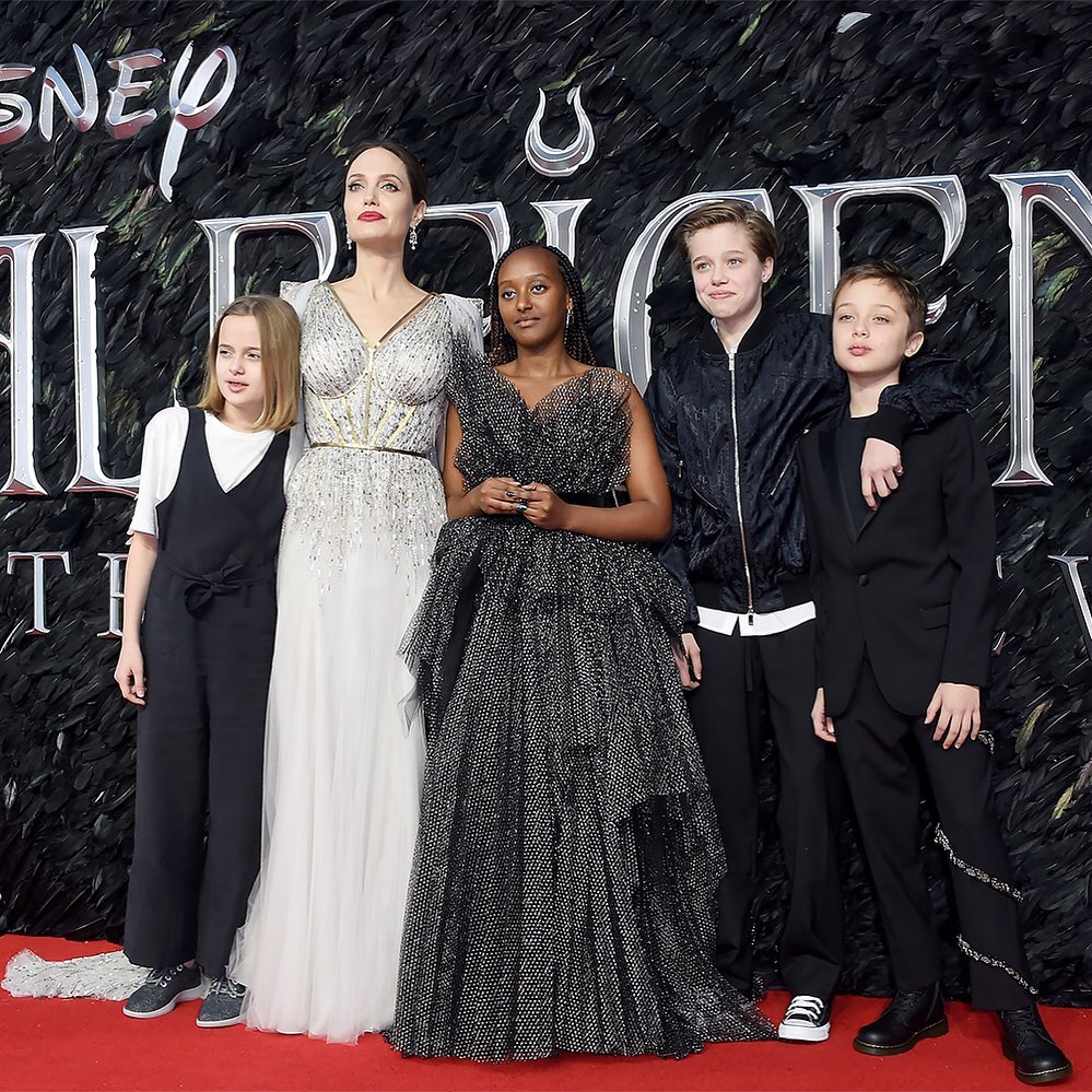 Еще красивее: Анджелина Джоли покорила Лондон роскошным серебристым нарядом