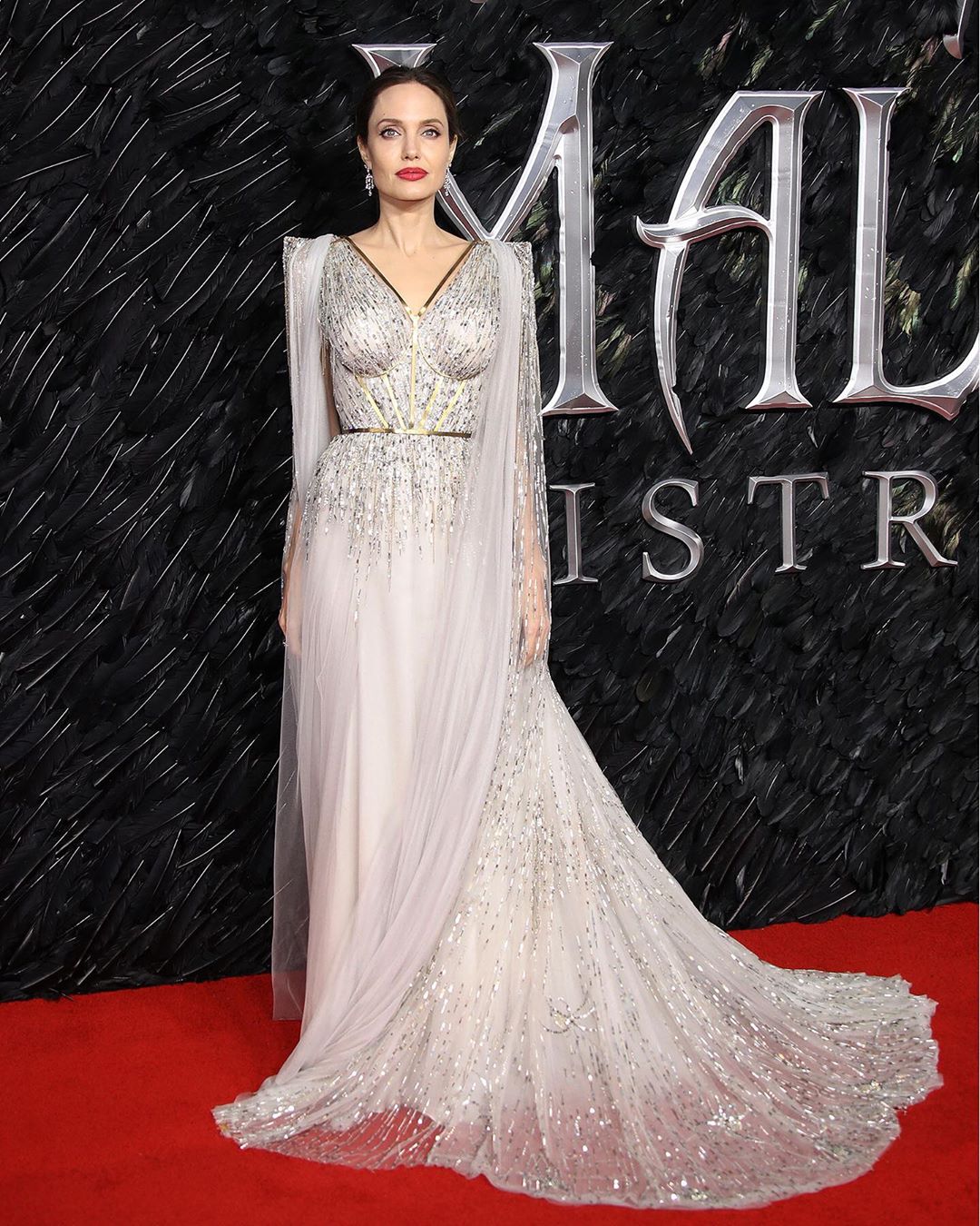 Еще красивее: Анджелина Джоли покорила Лондон роскошным серебристым нарядом