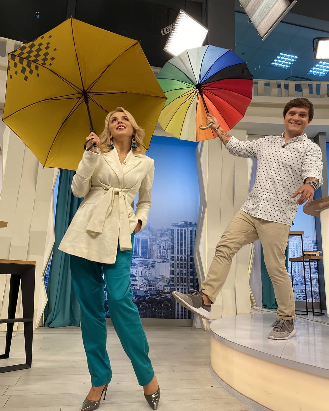 З родзинкою: Лілія Ребрик захопила бездоганним діловим аутфітом