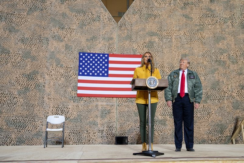 Яркий жакет и удобные ботинки: Мелания Трамп посетила Ирак