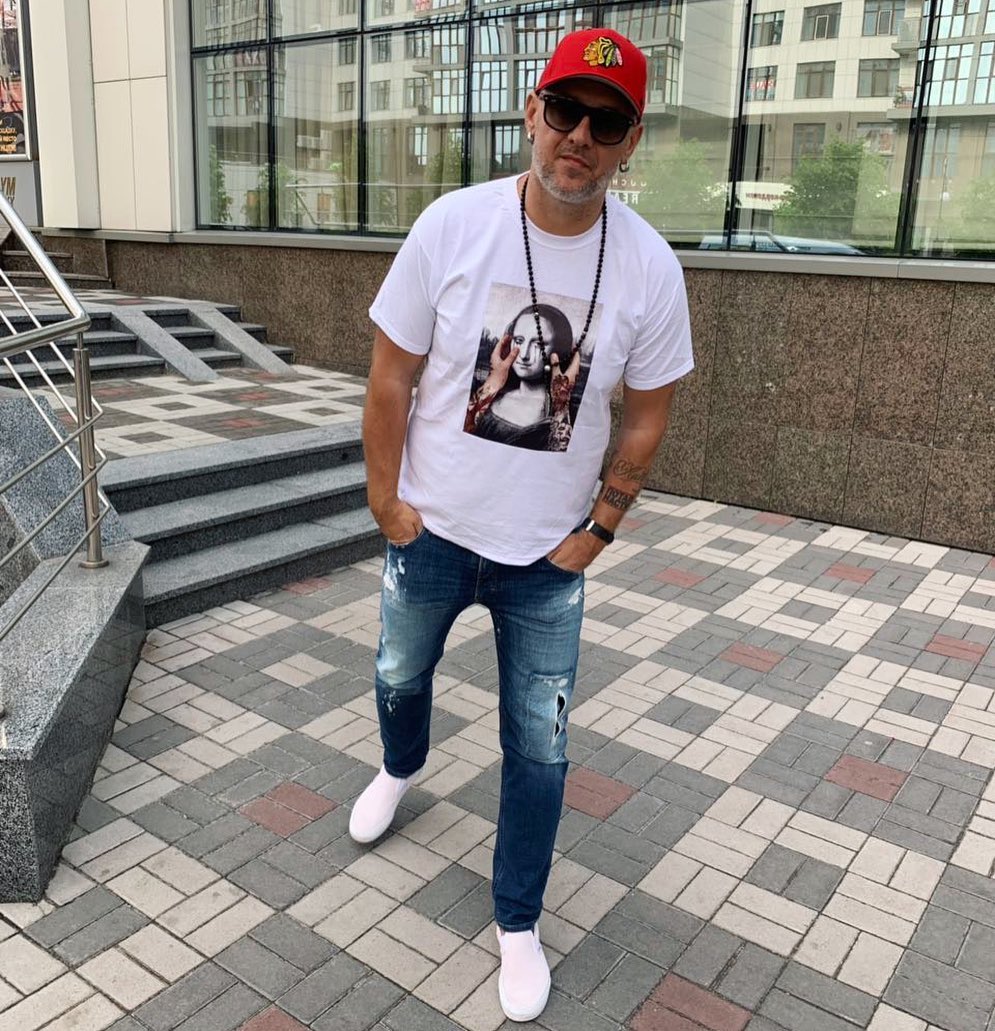 Пацан-красавчик: Потап восхитил "молодецким" образом в штанах с подкатами и розовой футболке