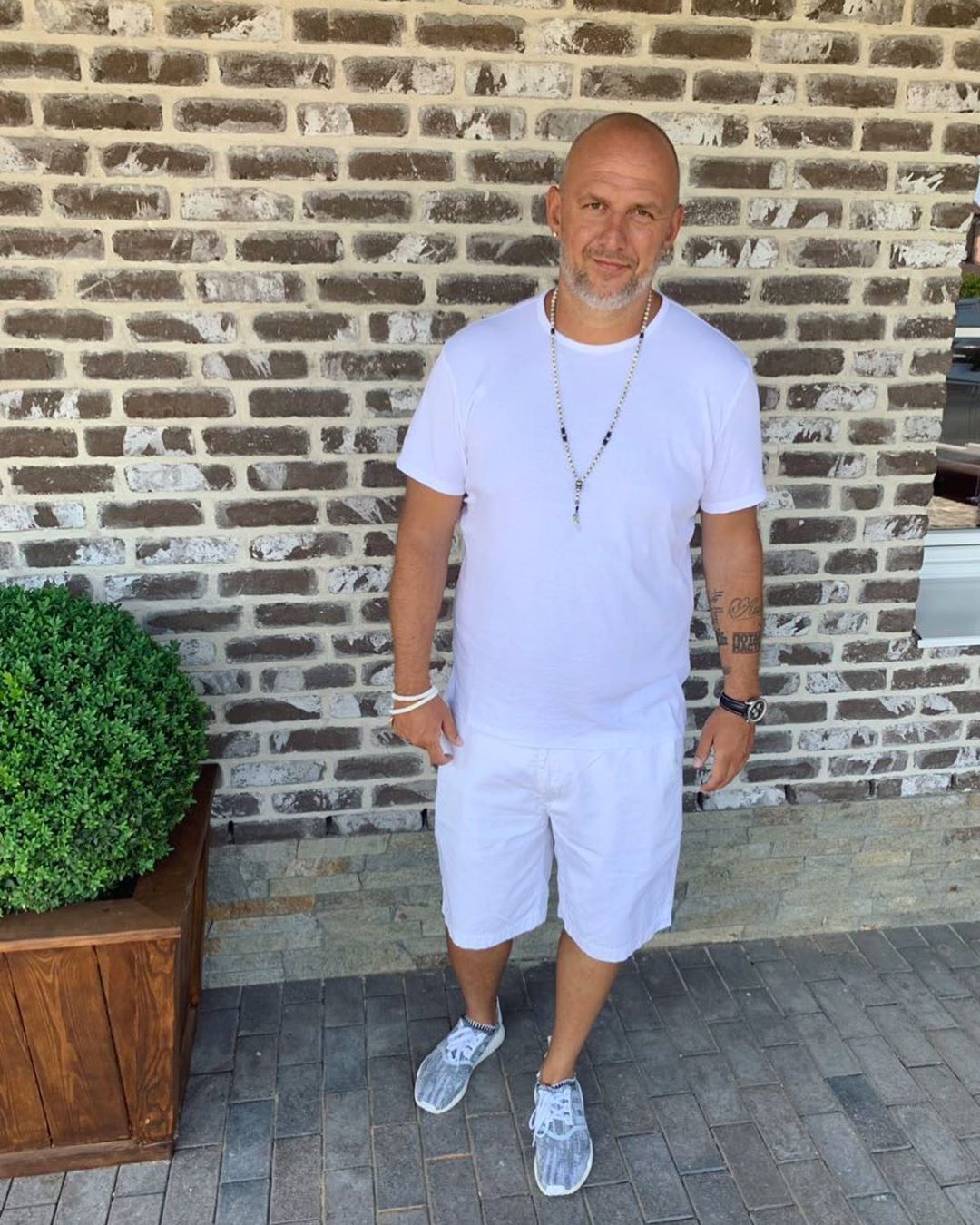 Пацан-красавчик: Потап восхитил "молодецким" образом в штанах с подкатами и розовой футболке