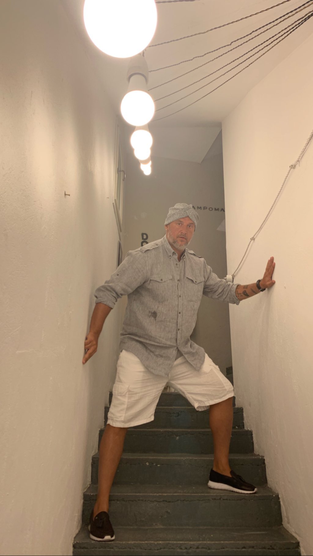 "Ох, ти": Каменських в Італії блиснула стрункими ніжками в міні-шортах