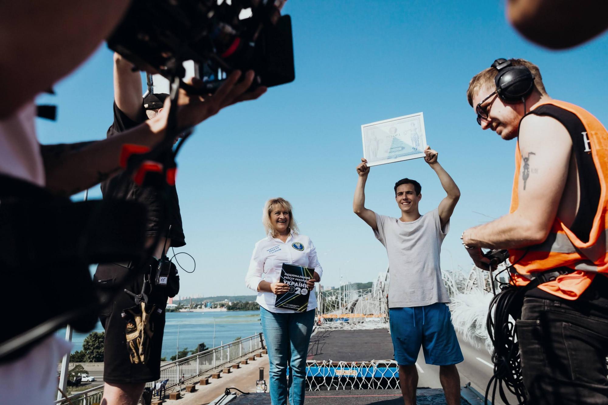 Українець зробив сальто між двома рухомими вантажівками: вражаюче відео