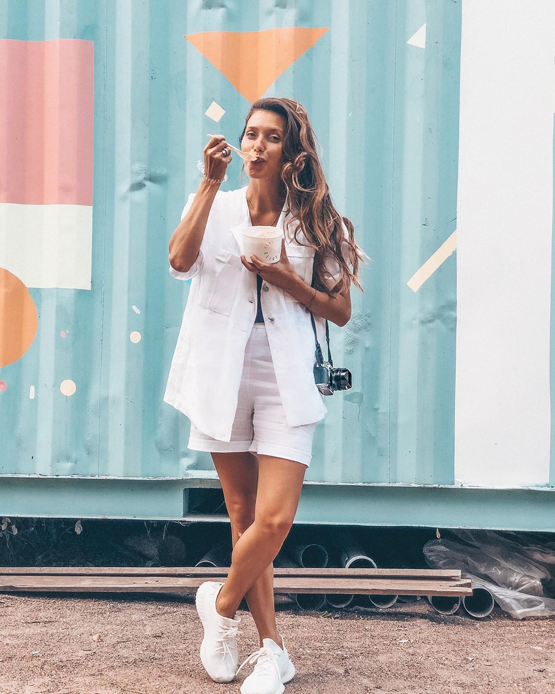 &quot;В жизни ещё красивее&quot;: Регина Тодоренко на прогулке пообщалась с одесситами