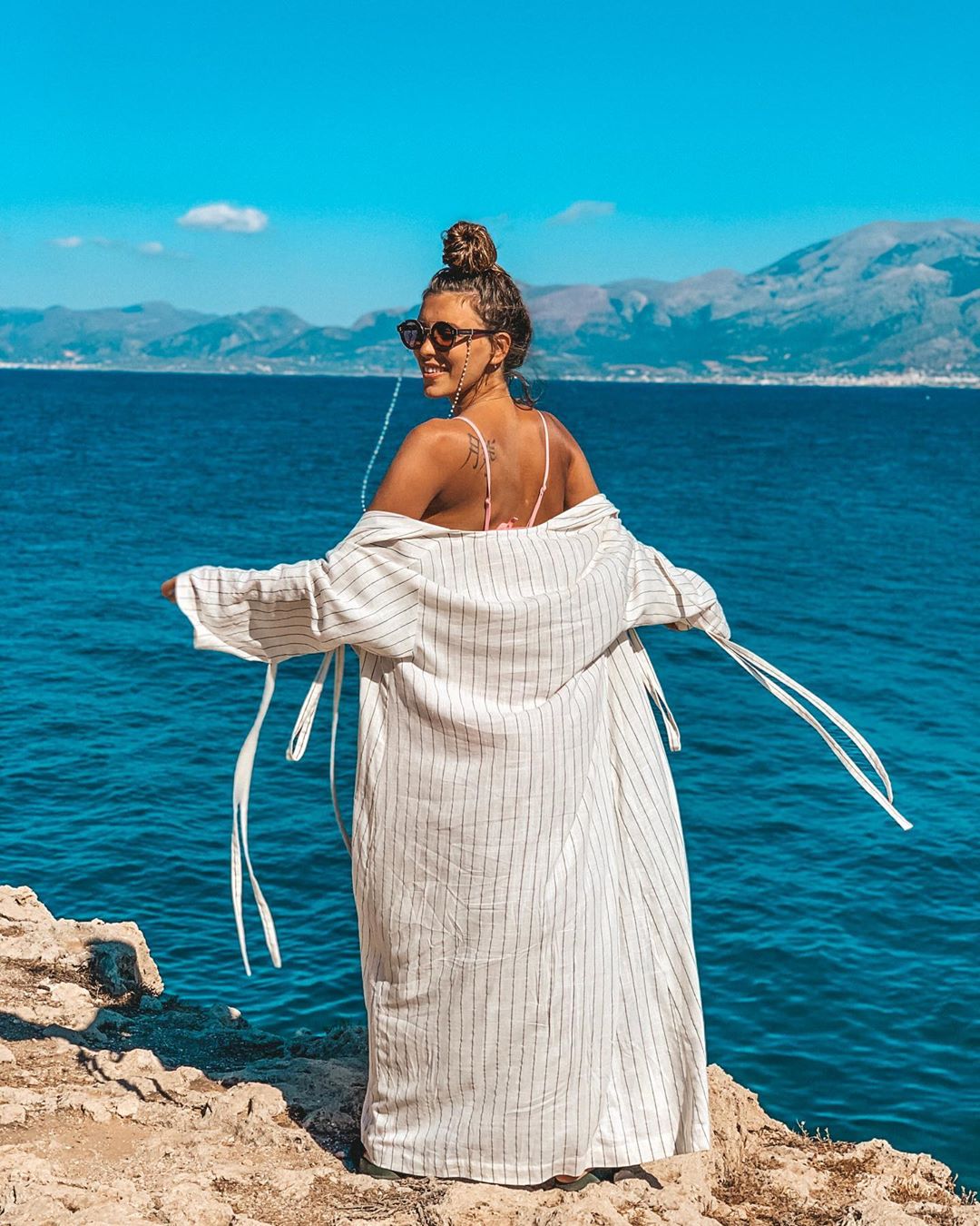 "Горячая мамочка": Регина Тодоренко восхитила роскошной фигурой в бикини