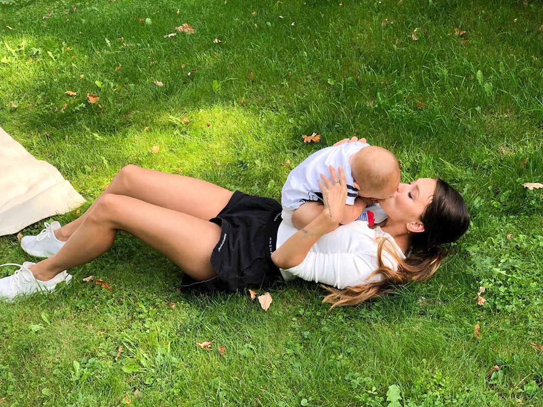 Регина Тодоренко поделилась топ лайфхаков, как путешествовать с малышом в самолете