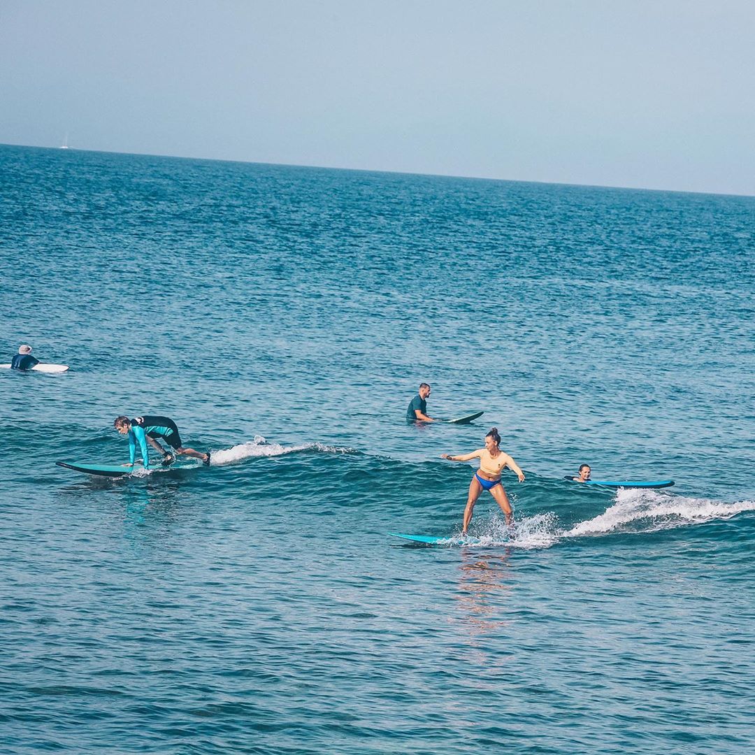 Покорительница волн: Регина Тодоренко занялась серфингом на Бали