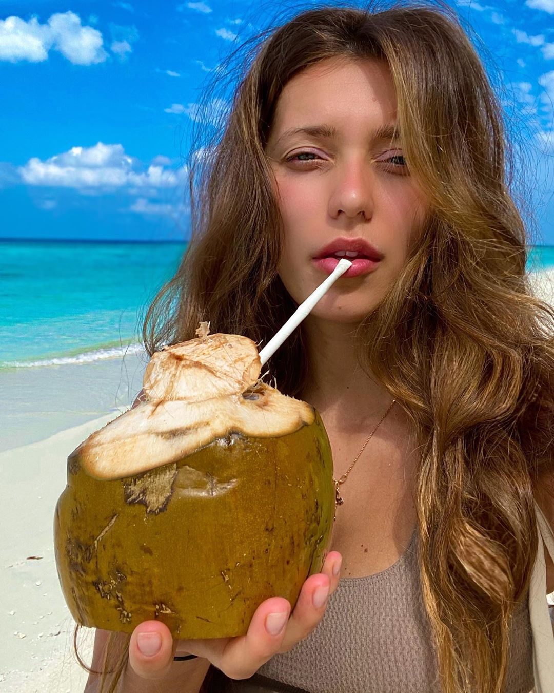 Без макіяжу і з кокосом: Регіна Тодоренко показала "стандартне дратуюче фото" з островів