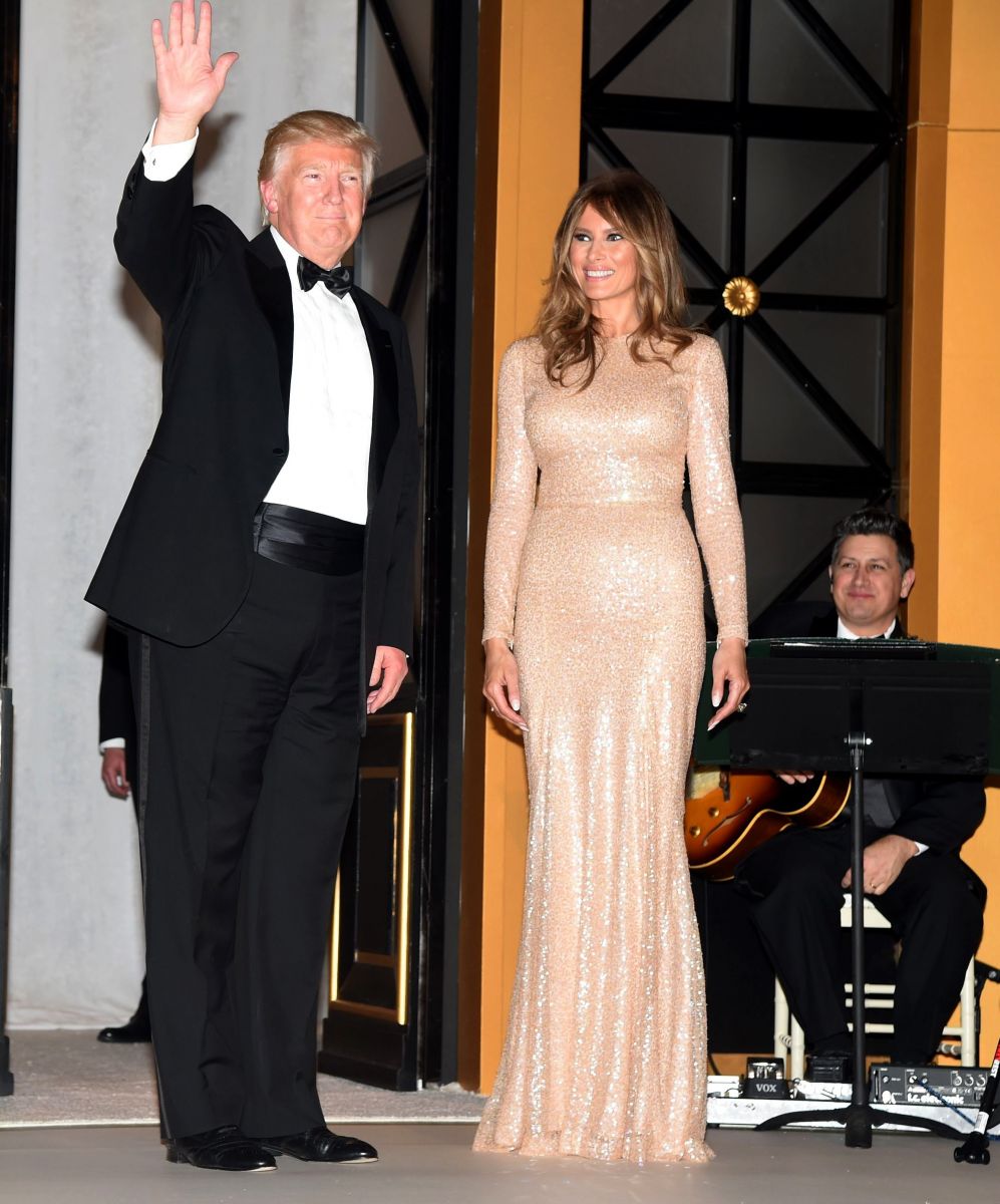 Мелания Трамп надела на торжественный ужин в честь инаугурации золотое платье