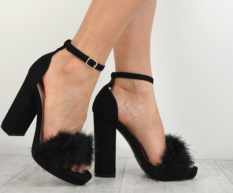 Босоніжки з пір'ям марабу: як і з чим носити головний взуттєвої тренд літа