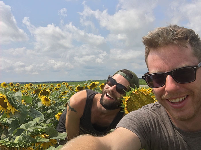 Двоє хлопців смішно спародіювали типові фото дівчат з Instagram