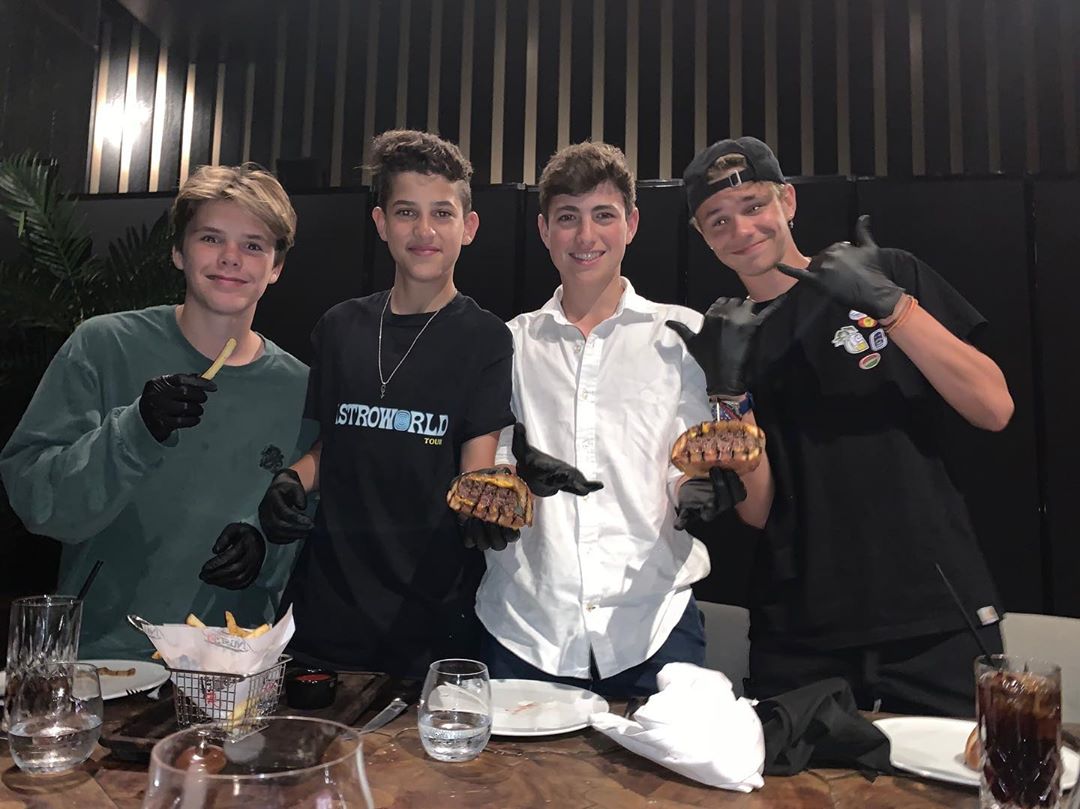 На отдых всей семьей! Виктория и Дэвид Бекхэм отправились с детьми в Майами