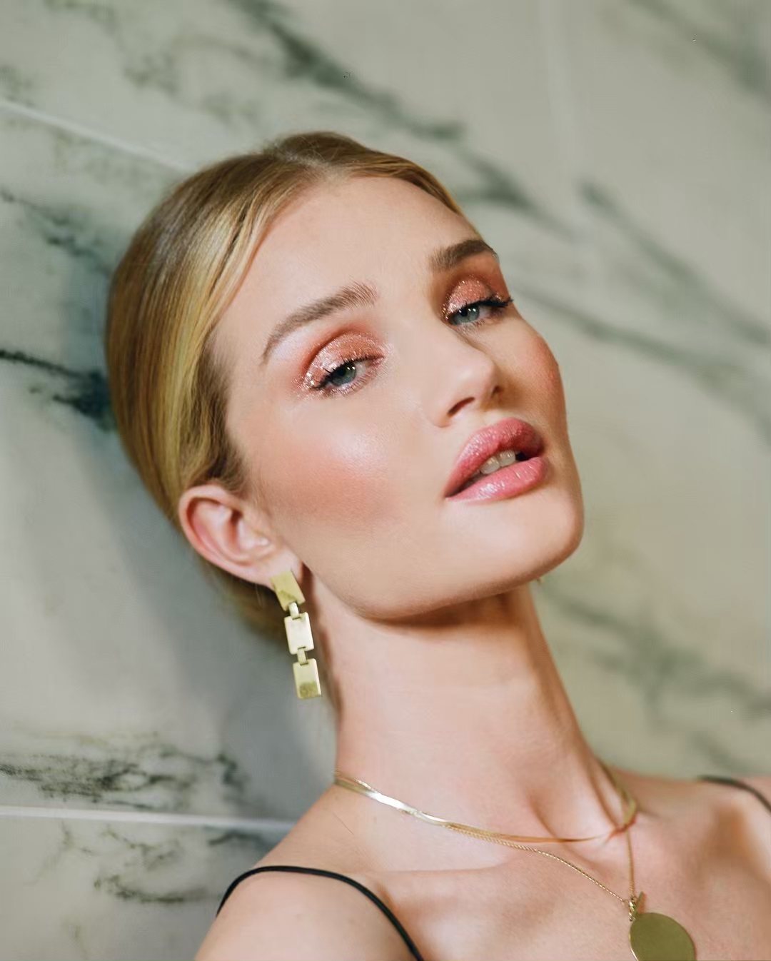 В утреннем свете: Алессандра Амбросио поделилась чувственным снимком в откровенном купальнике