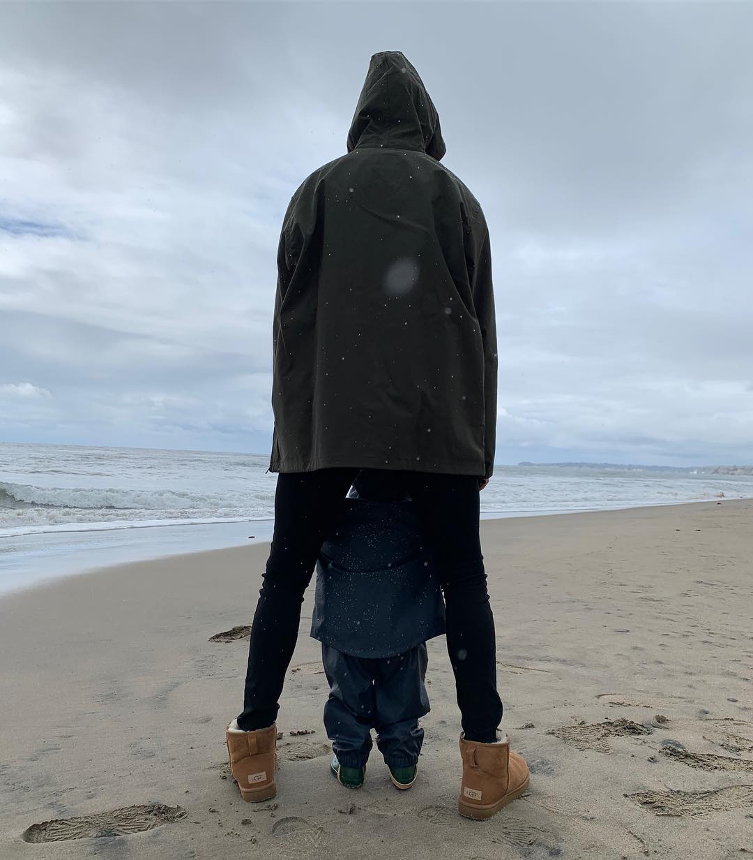 Семейная идиллия: Роузи Хантингтон-Уайтли и Джейсон Стэтхем отправились с сыном на прогулку