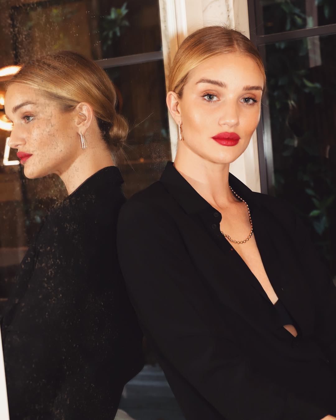 Дівчина байкера: Роузі Хантінгтон-Уайтлі спокушає гарячими кадрами з провокаційної зйомки