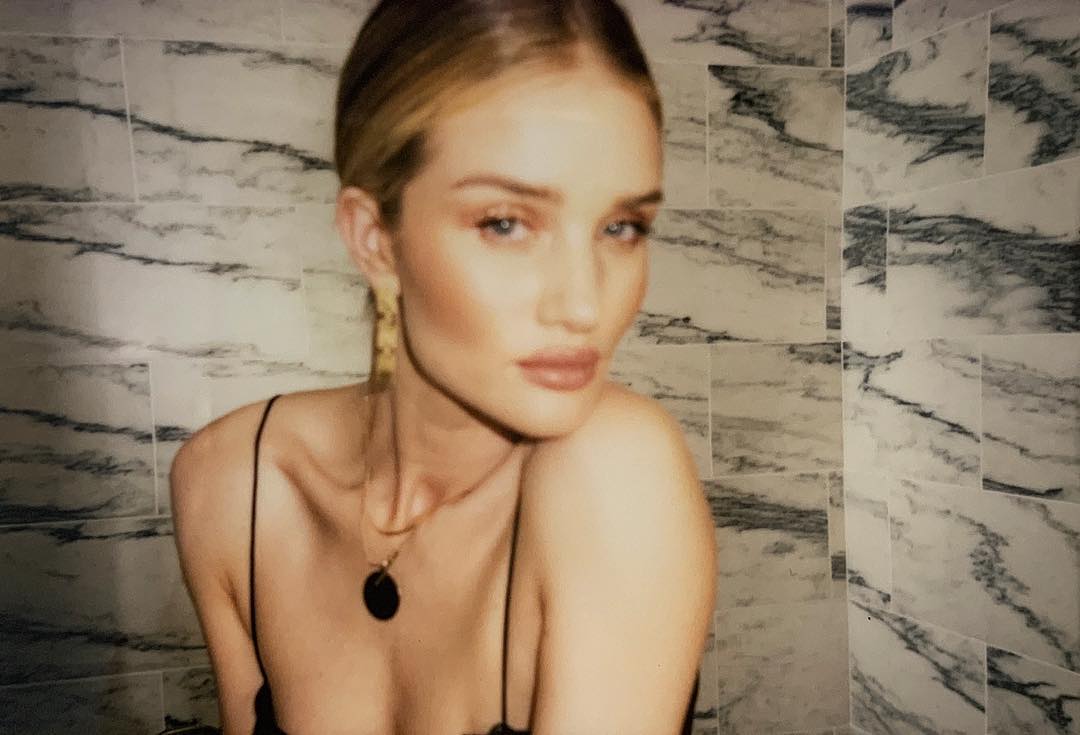 Запали ніч! Топ-3 спокусливих образи від Роузі Хантінгтон-Уайтлі, які зроблять вас зіркою вечора