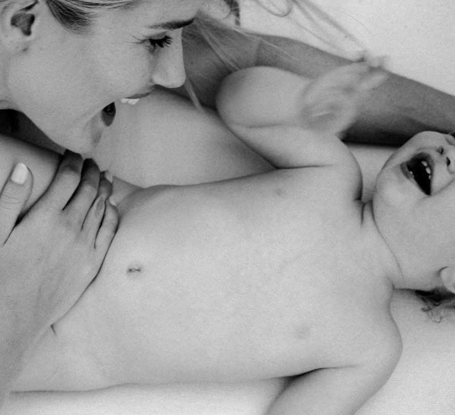 Любов усього життя: Роузі Хантінгтон-Уайтлі зворушила рідкісним фото з сином