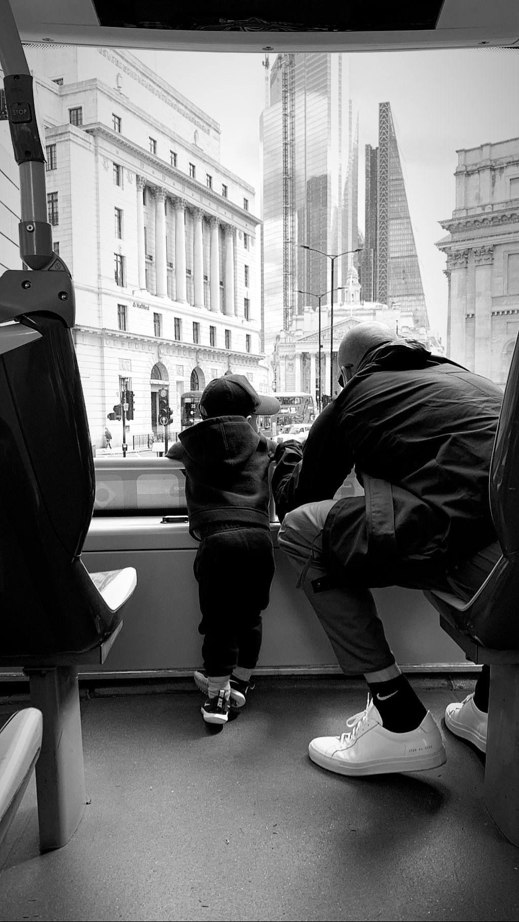 Сімейна ідилія: Роузі Хантінгтон-Уайтлі та Джейсон Стетхем насолоджуються прогулянкою з сином