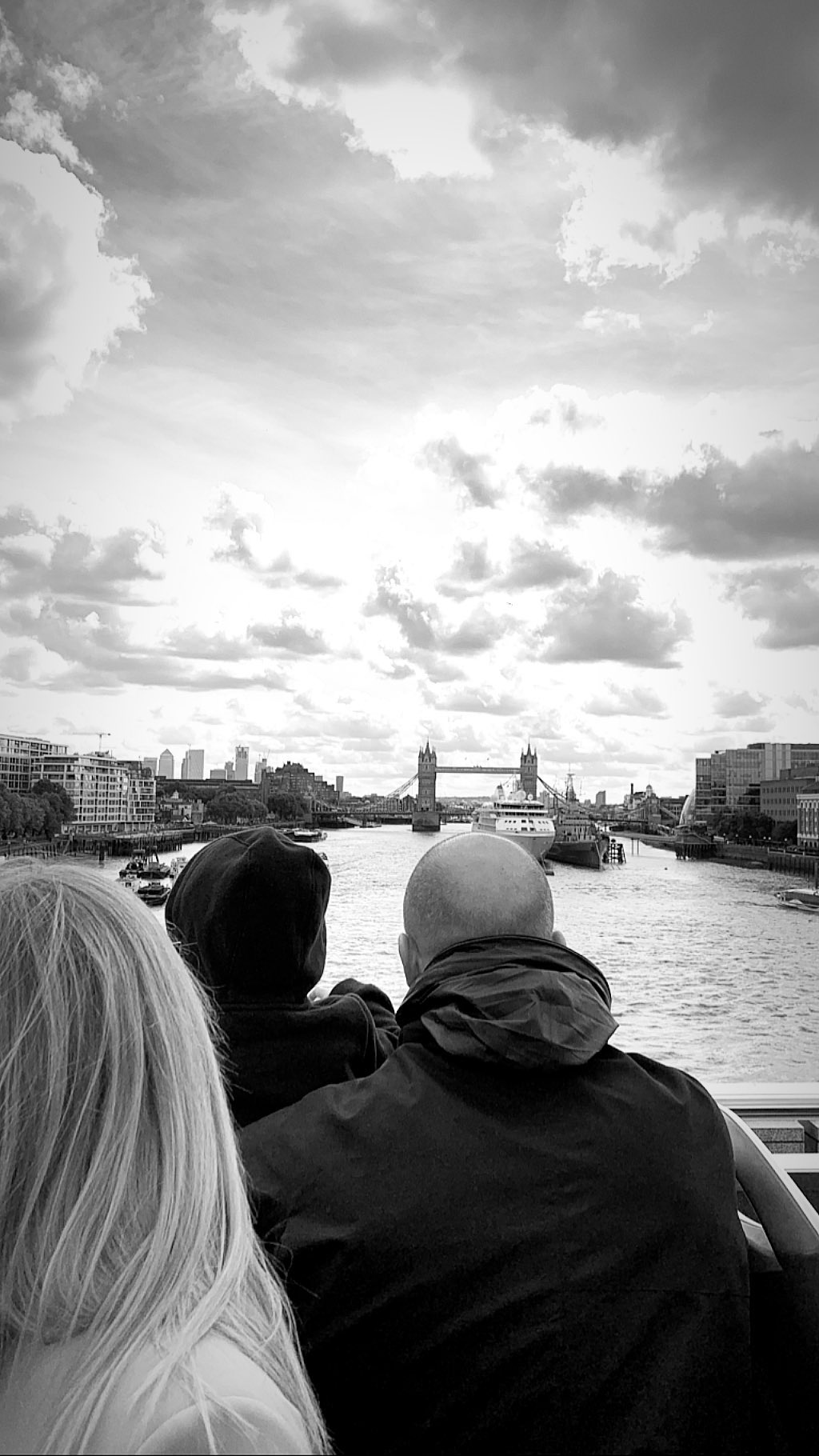 Семейная идиллия: Роузи Хантингтон-Уайтли и Джейсон Стэтхем отправились с сыном на прогулку