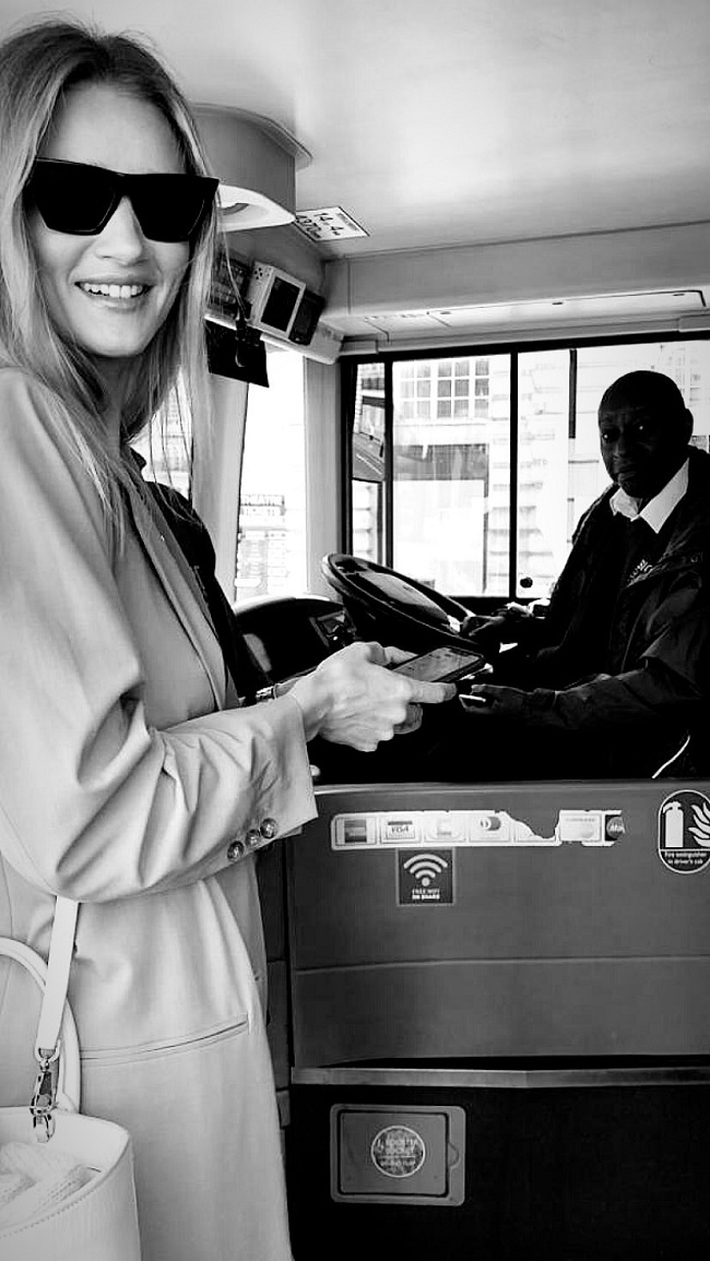 Семейная идиллия: Роузи Хантингтон-Уайтли и Джейсон Стэтхем отправились с сыном на прогулку