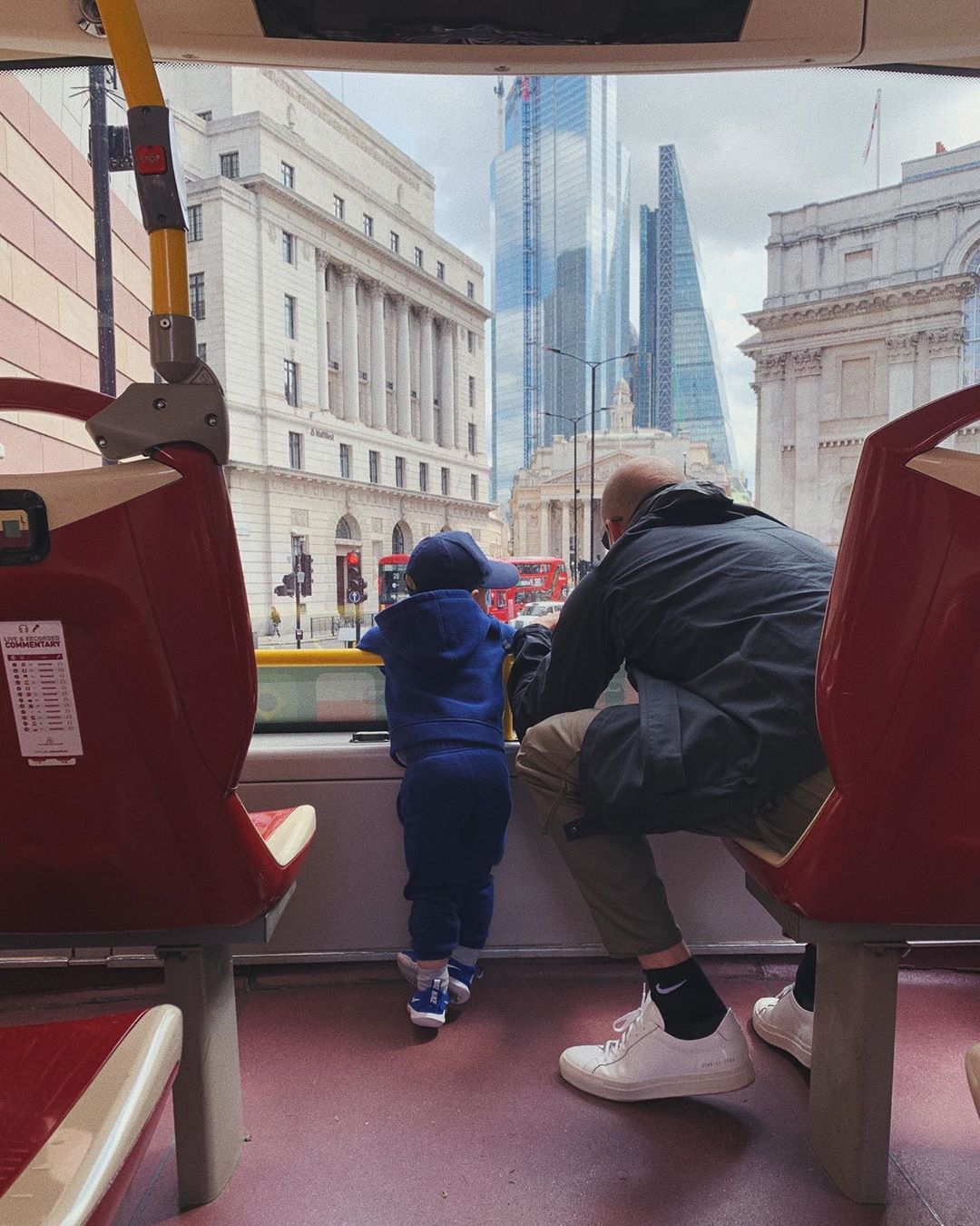 Семейная идиллия: Роузи Хантингтон-Уайтли и Джейсон Стэтхем отправились с сыном на прогулку