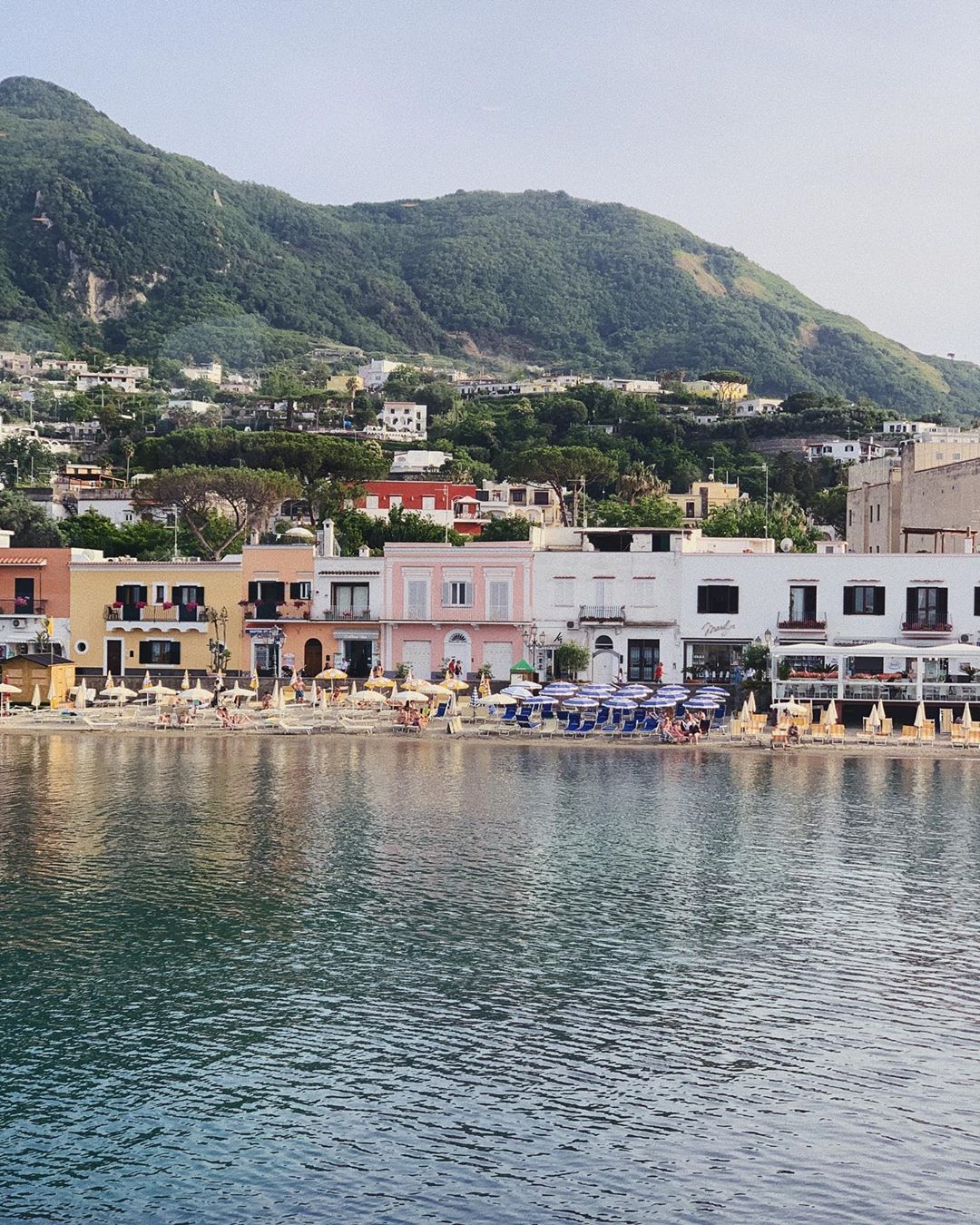 Вона ідеальна: Роузі Хантінгтон-Уайтлі показала спортивну фігуру у відвертому купальнику