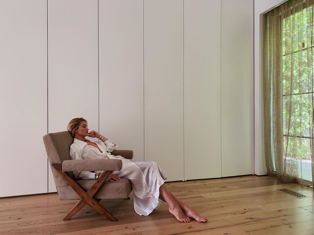 Уроки стилю: Роузі Хантінгтон-Уайтлі показала, як носити трендові речі сезону