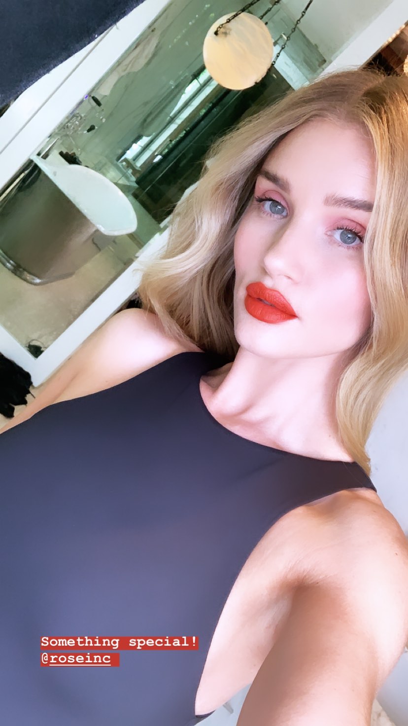 Вона ідеальна: Роузі Хантінгтон-Уайтлі захопила новим чуттєвим образом