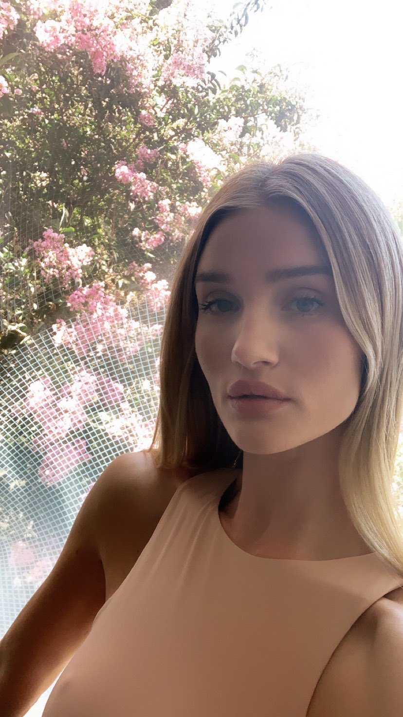 Формуємо осінній гардероб: Роузі Хантигтон-Уайтлі демонструє улюблені речі сезону