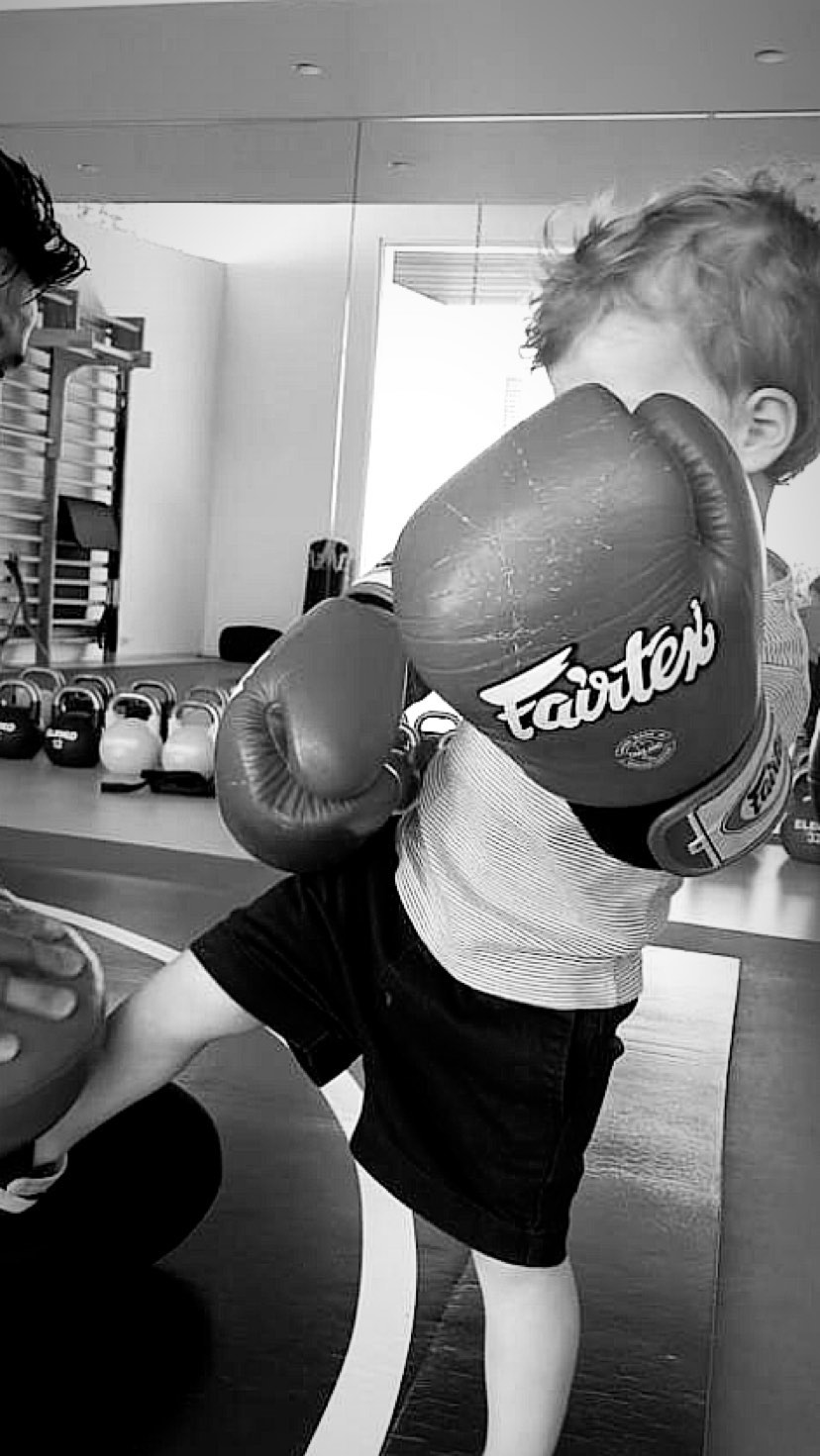 Весь в тата: Роузі Хантінгтон-Уайтлі показала, чим захоплюється її 2-річний син від Джейсона Стетхема