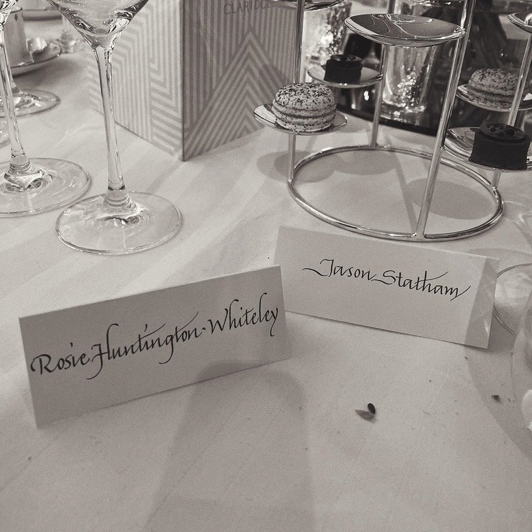 В &quot;голій&quot; сукні і під руку з коханим: Роузі Хантінгтон-Уайтлі в розкішному вбранні блищить на червоній доріжці