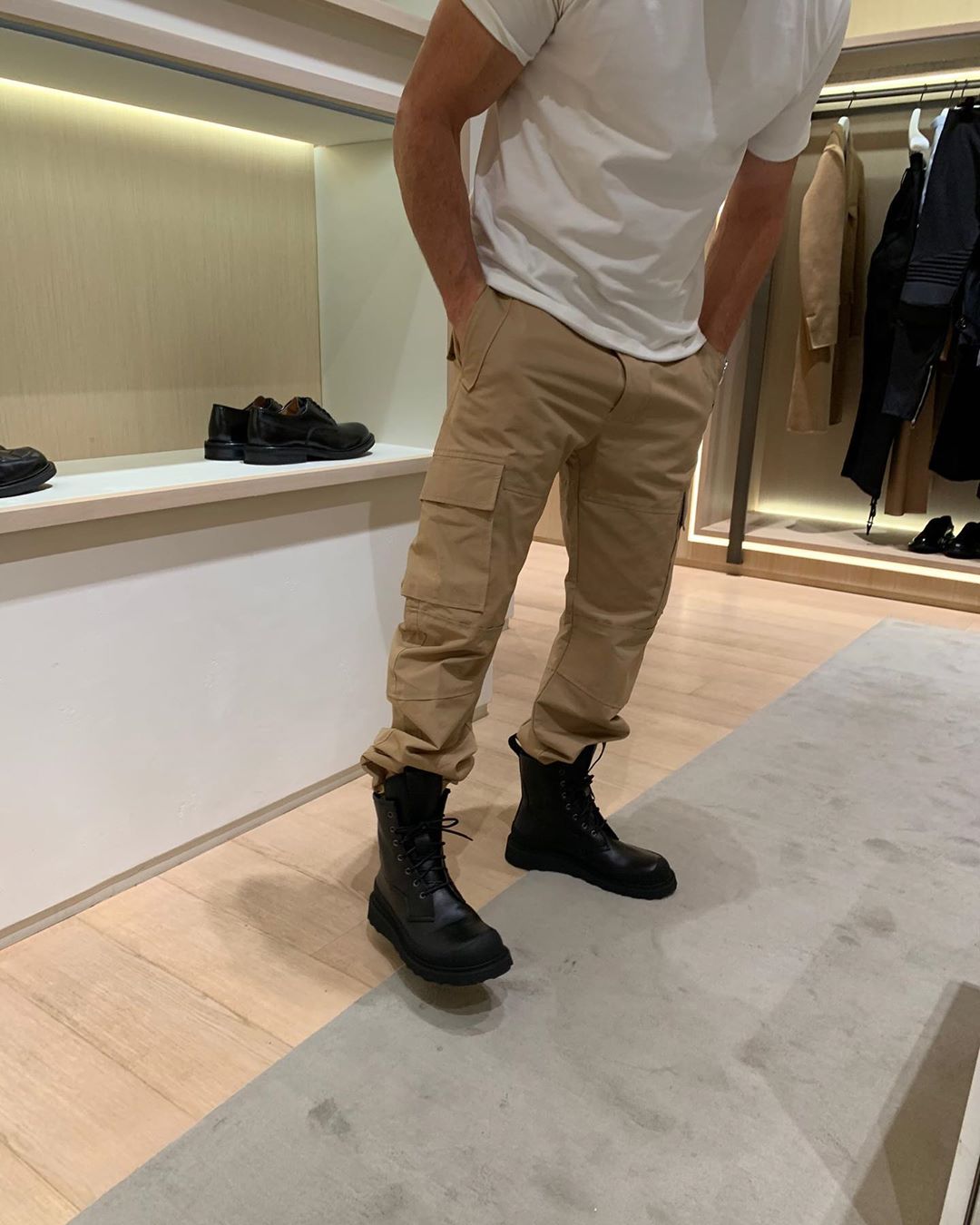 Мамин помічник: Роузі Хантінгтон-Уайтлі показала рідкісне фото 2-річного сина від Джейсона Стетхема