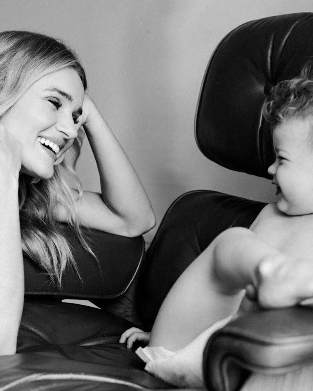 Мамин гвардеец: Роузи Хантингтон-Уайтли умилила новым фото 2-летнего сына от Джейсона Стетхэма