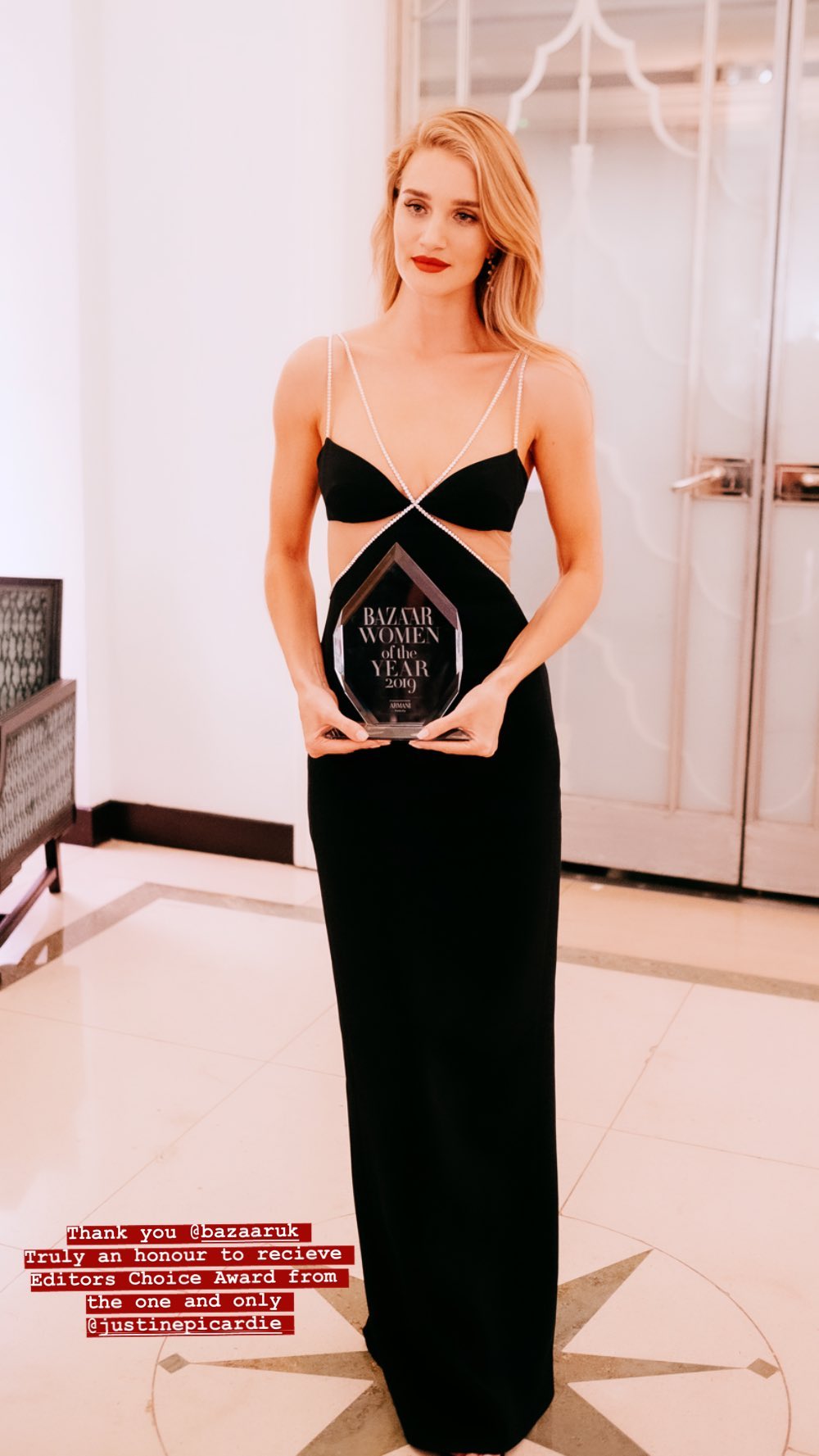 В &quot;голій&quot; сукні і під руку з коханим: Роузі Хантінгтон-Уайтлі в розкішному вбранні блищить на червоній доріжці