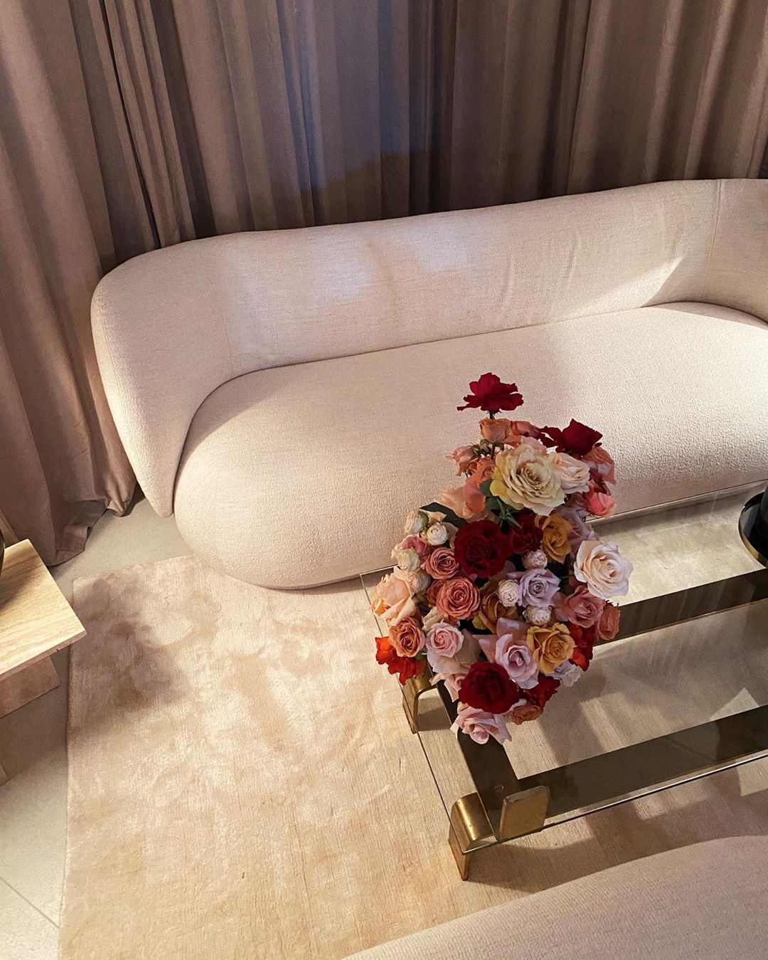 Идеально на весну: Роузи Хантингтон-Уайтли показала главные тренды будущего сезона