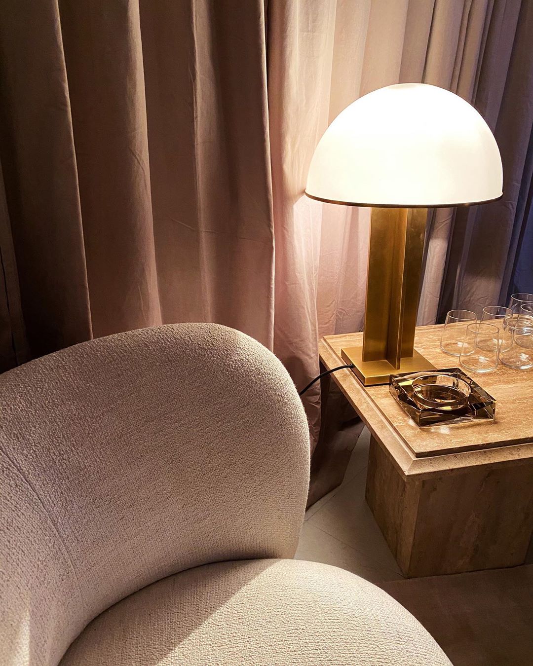 Идеально на весну: Роузи Хантингтон-Уайтли показала главные тренды будущего сезона