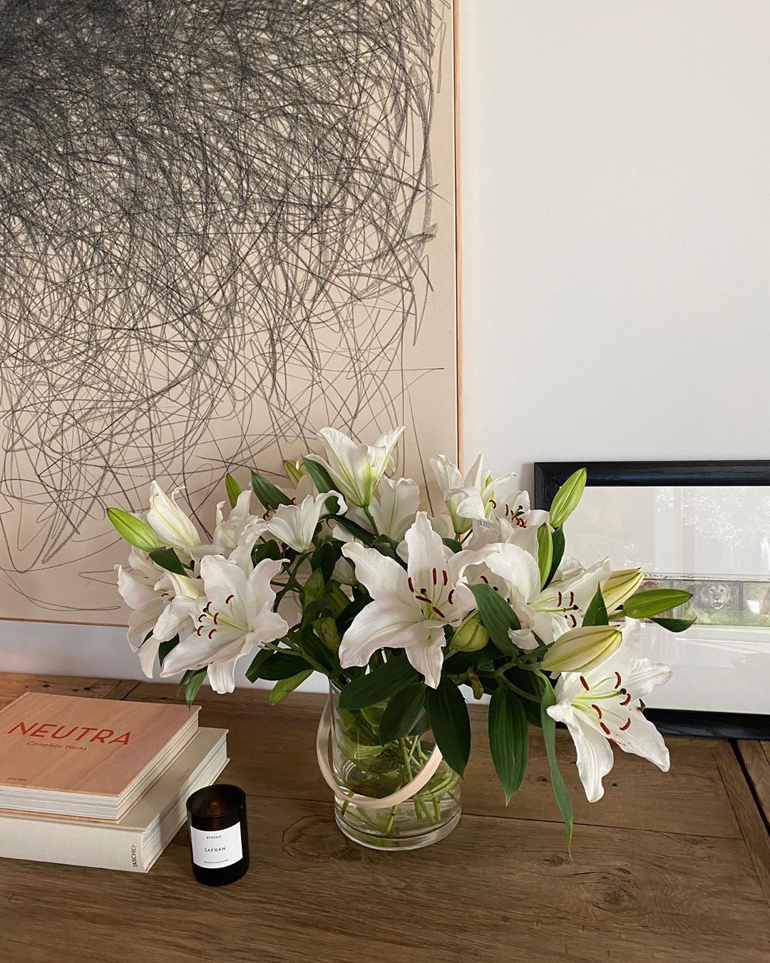 Стильне гніздечко: як виглядає особняк Роузі Хантінгтон-Уайтлі та Джейсона Стетхема в Лос-Анджелесі