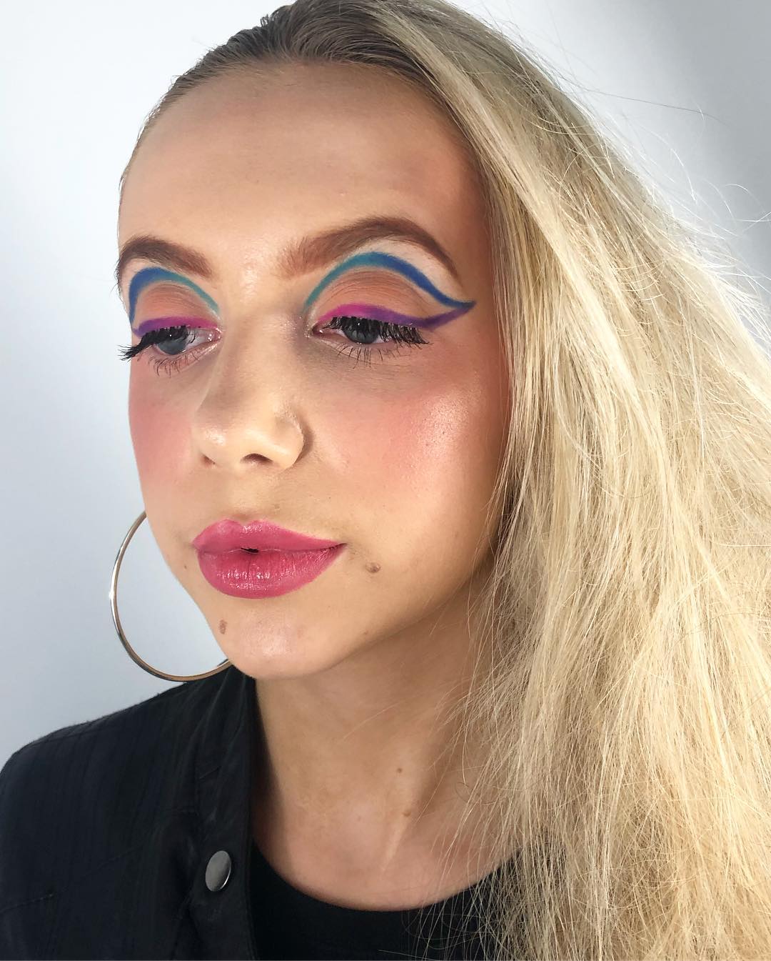 Разноцветная игривость: в сети "сходят с ума" по макияжу в стиле 80-х (яркие фото)