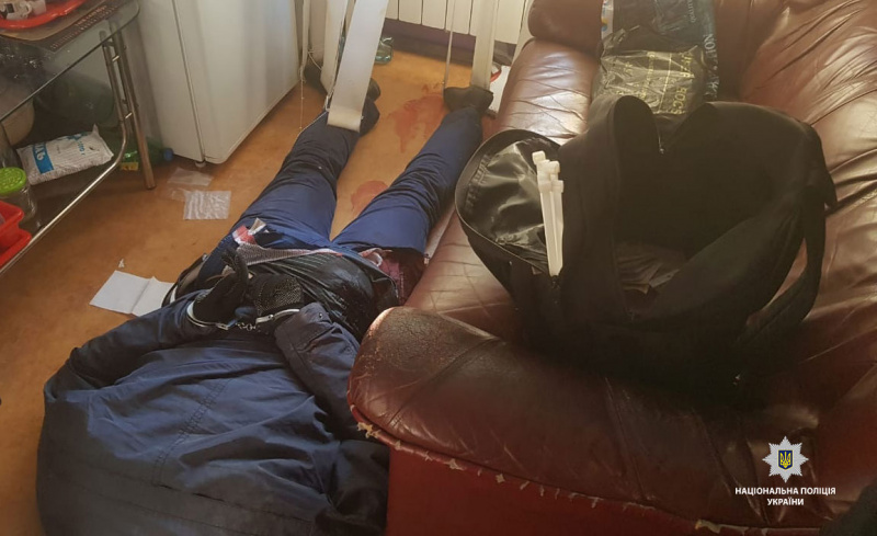 Житель Днепра самостоятельно задержал двух вооруженных нападающих на валютный обменник