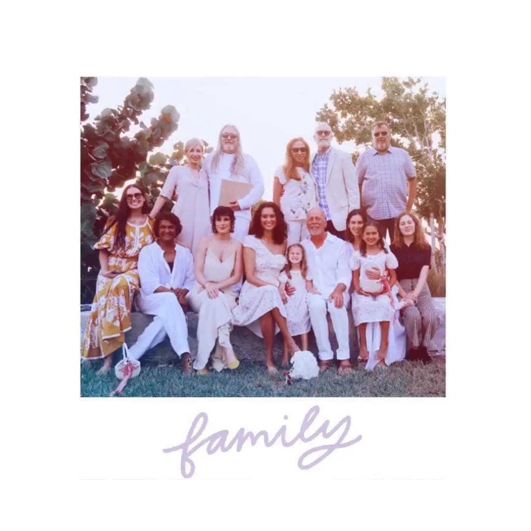 Голливудская звезда засветилась в роскошном платье-вышиванке от украинского дизайнера