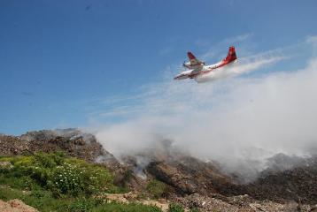 На свалке под Львовом количество возгораний уменьшилось, однако температура в середине остается высокой, - ОГА