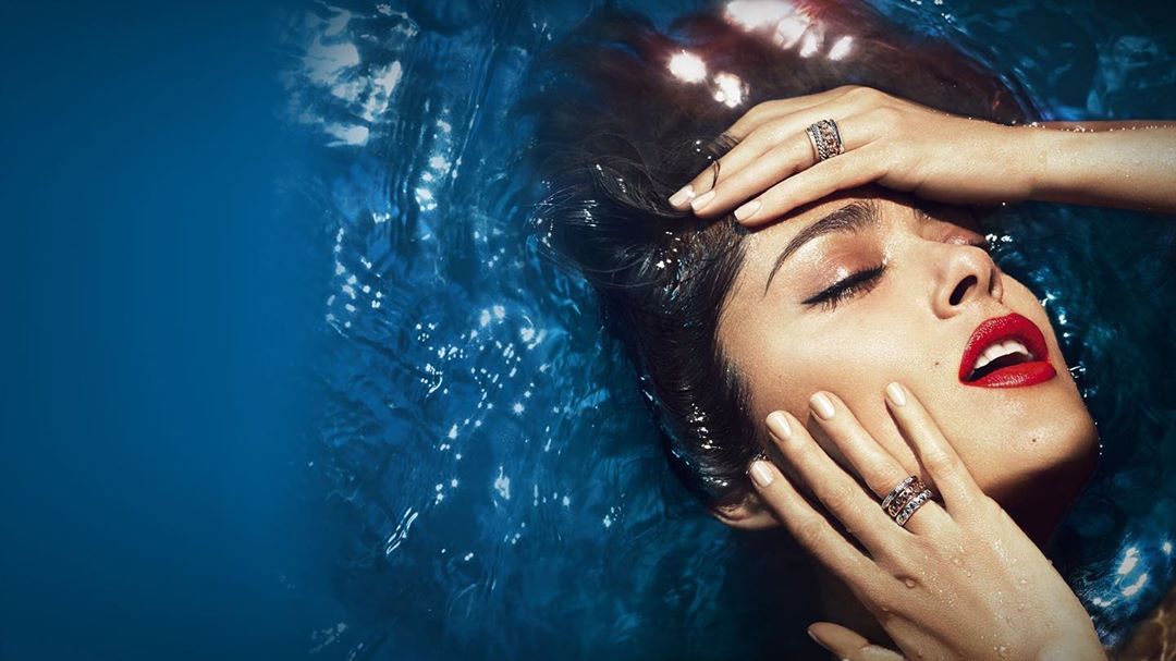 Ідеальна з ніг до голови: Сальма Хайек демонструє яскравий пляжний образ і наймодніші окуляри сезону