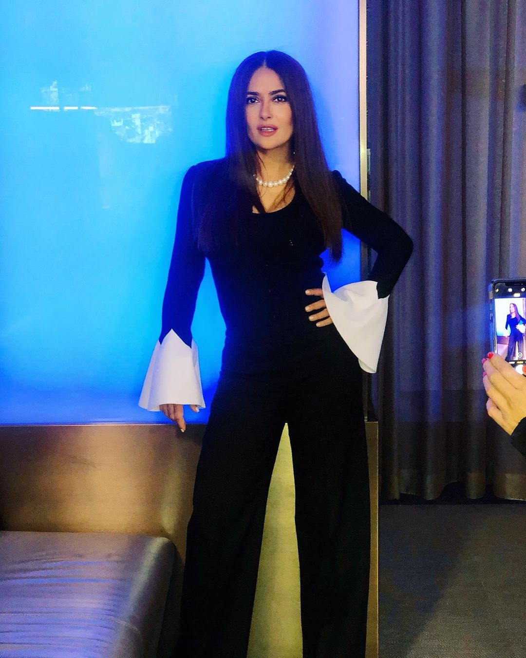 Витвір мистецтва: 53-річна Сальма Хайєк підкорила мережу струнким тілом в ефектному вбранні