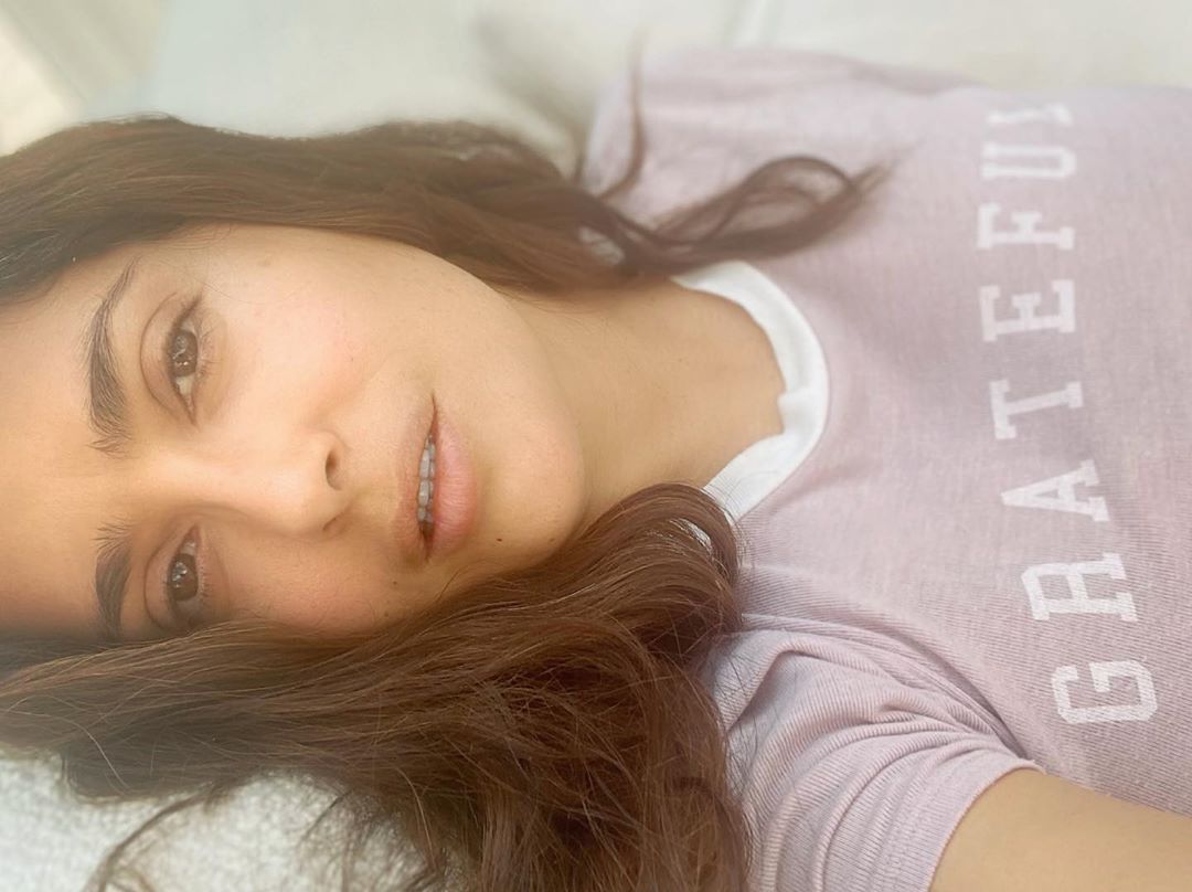 Она не меняется: 53-летняя Сальма Хайек восхитила молодым внешним видом на фото без макияжа