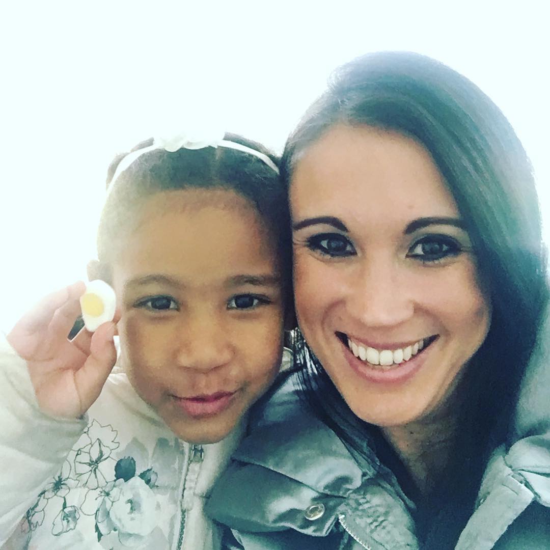 Зі своїм Гаррі і королевою: двійник Меган Маркл загрожує стати популярнішим за герцогиню (фото)