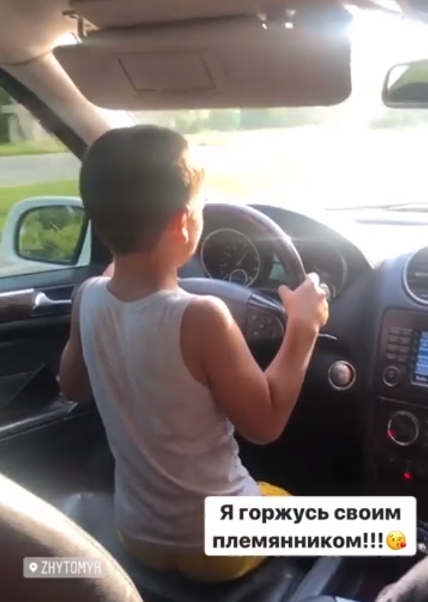 В Житомирі дитина їхала сама за кермом на величезній швидкості (відео)